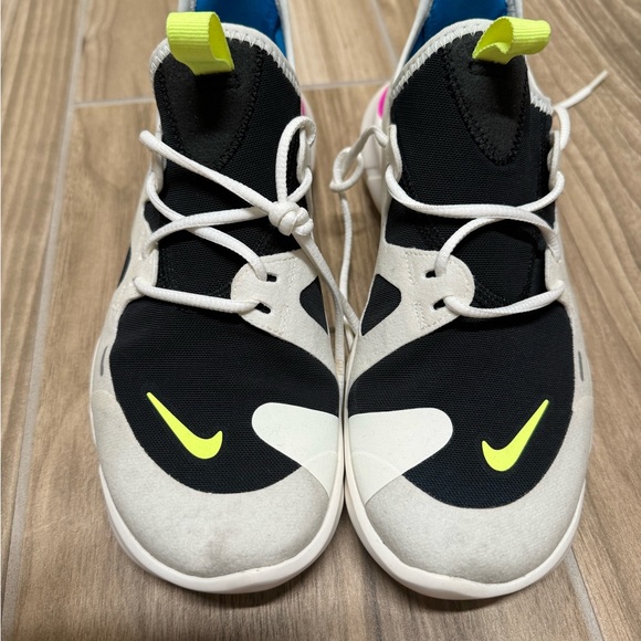 Nike Free Runs - Picture 2 of 4